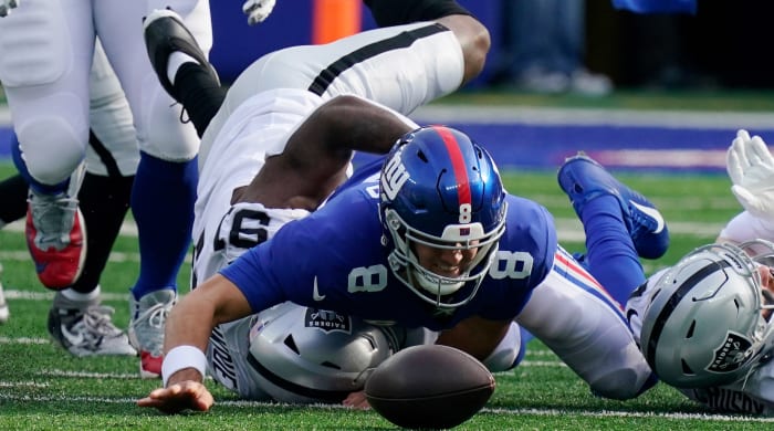 Raiders defensive end Yannick Ngakoue sacks Giants quarterback Daniel Jones.